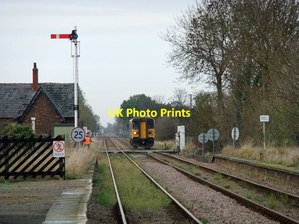Photo 6"x4" Train approaching Thornton Abbey Station South End\/TA1120 c2009