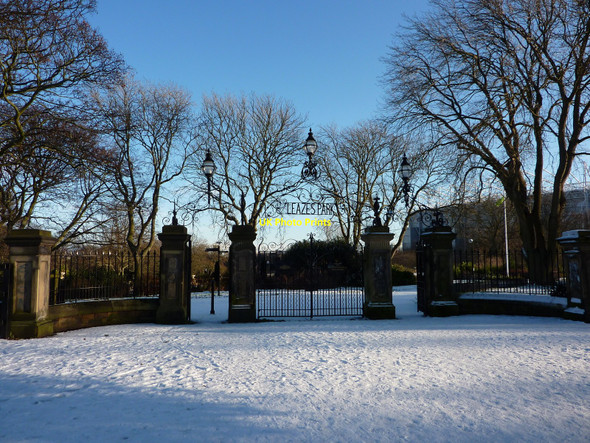 Photo 6"x4" Gates into Leazes Park Newcastle upon Tyne c2009