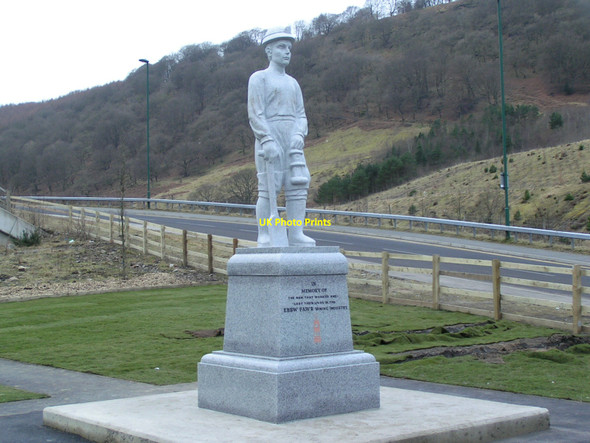 Photo 6"x4" Cwm memorial Cwm\/SO1805 c2009