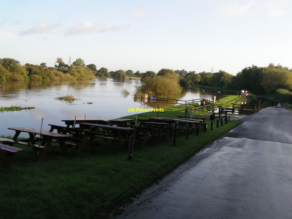 Photo 6"x4" Flooding at the Red Lion Bishop's Norton c2008