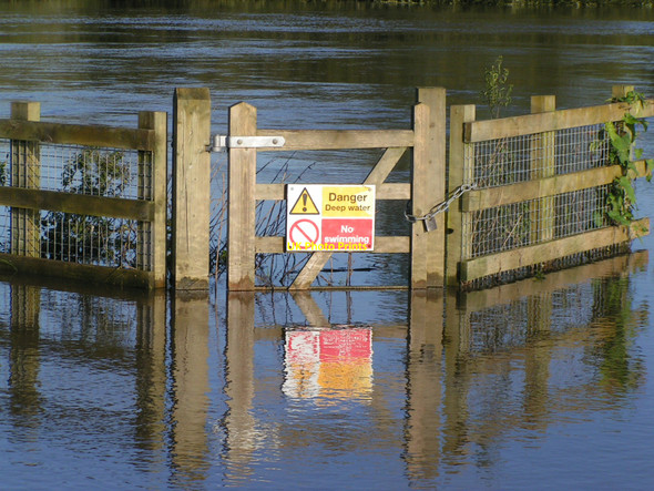 Photo 6"x4" Flooding at the Red Lion Bishop's Norton c2008