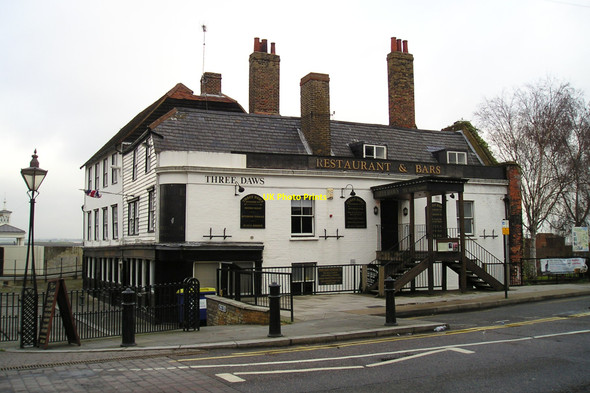 Photo 6"x4" The Three Daws Pub, Gravesend Gravesend\/TQ6574 c2010