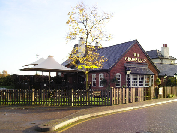 Photo 6"x4" The Grove Lock Pub, Grove, Leighton Buzzard Grove\/SP9122 c2010