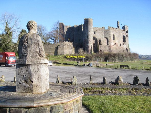 Photo 6"x4" Dylan admires ....... the medieval Laugharne castle Laugharne c2010