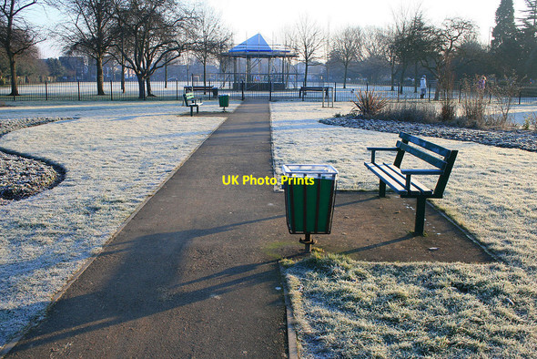 Photo 6"x4" Benches and bandstand Beeston\/SK5236 c2010