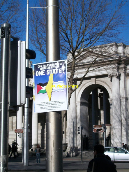 Photo 6"x4" An Irish Anti-War Organisation poster in College Green Dublin\/O1534 c2010