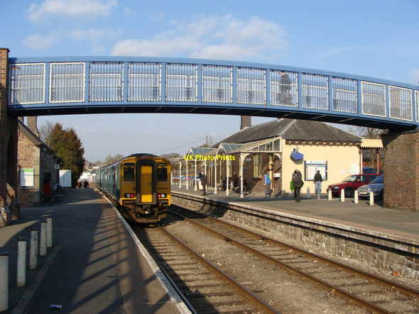 Photo 6"x4" Railway station and footbridge, Llandrindod Wells Llandrindod Wells\/Llandrindod c2010