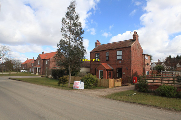 Photo 6"x4" Village Post Box and view of new infill housing, Biggin Biggin\/SE5434 c2010