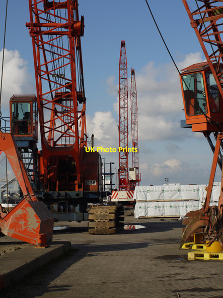 Photo 6"x4" Quayside Cranes at New Holland Dock New Holland\/TA0823 c2010