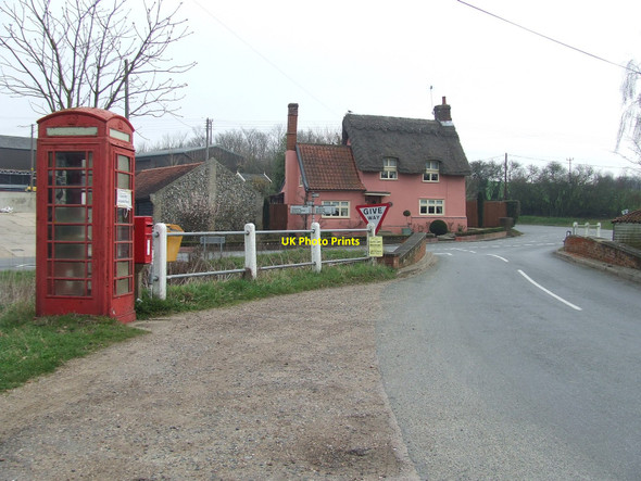 Photo 6"x4" Telephone Box And Cottage Ashbocking c2010