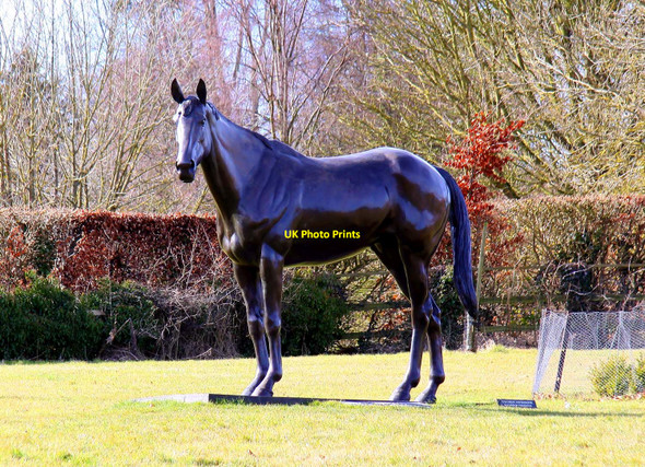 Photo 6"x4" Statue of Best Mate Wantage c2010