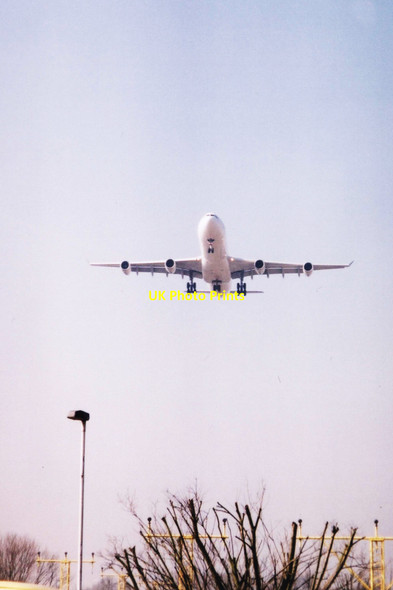 Photo 6"x4" Aircraft on approach to London Heathrow Airport Longford\/TQ0476 c2003