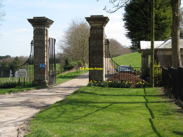 Photo 6"x4" Lodge and gates at driveway to Lavington Stud Graffham c2010