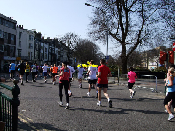 Photo 6"x4" Runners enter Grand Parade Brighton\/TQ3106 c2010