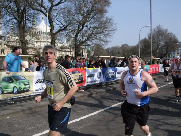 Photo 6"x4" Runners pass Brighton Pavilion Brighton\/TQ3106 c2010