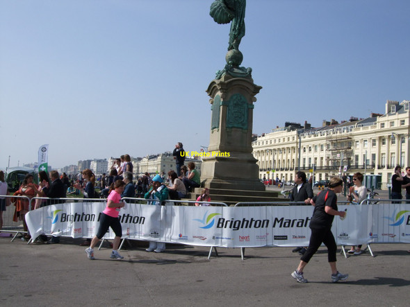 Photo 6"x4" Runners pass the Peace statue Brighton\/TQ3106 c2010