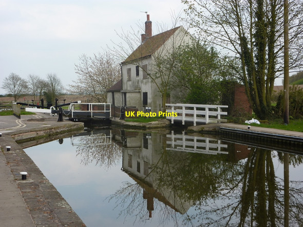 Photo 6"x4" Canal lock and old cottage Barnby Moor c2010