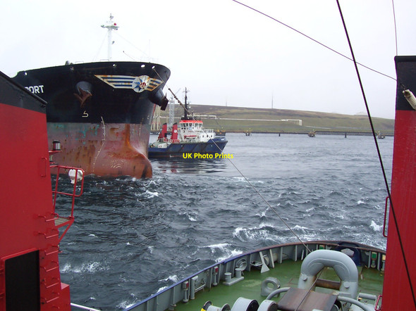 Photo 6"x4" Swinging the Tanker Seatransport before berthing her at Jetty3 Scatsta c2010