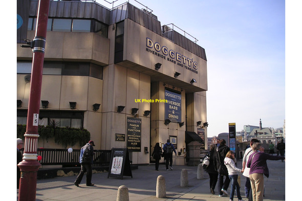 Photo 6"x4" The Doggetts Pub, Blackfriars Bridge London c2010