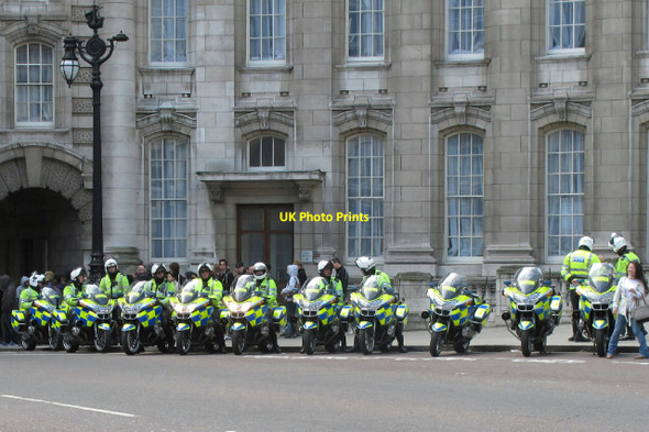 Photo 6"x4" Police motorcyclists by Admiralty Arch Westminster c2010