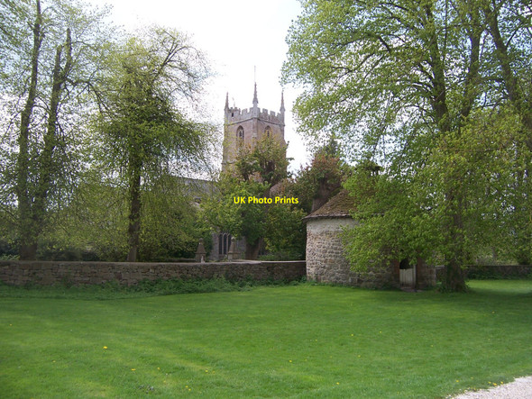 Photo 6"x4" Dovecot and Church - Avebury Village Avebury\/SU1069 c2010