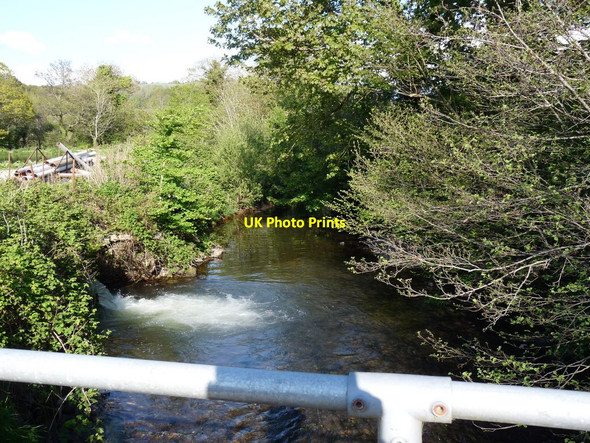 Photo 6"x4" The view upstream from the bridge on the River Yeo which leads to the Bulldog fish farm Barnstaple c2010