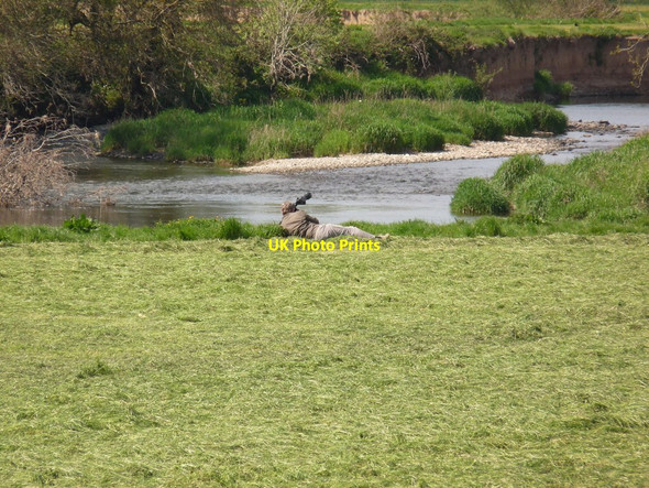 Photo 6"x4" A photographer on the banks of the River Taw by New Bridge Uppacott\/SS5528 c2010