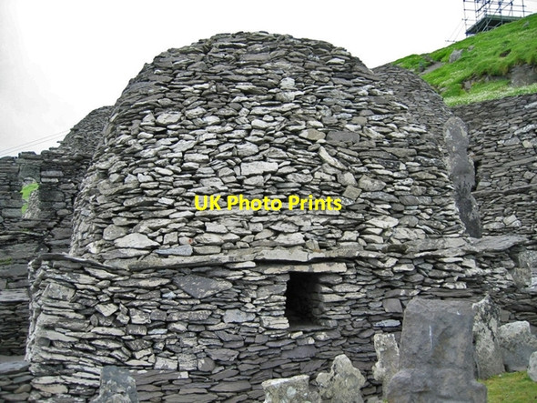 Photo 6"x4" Clochan on Sceilig Mhich\u00c3\u00adl Keel\/V3968 c2004