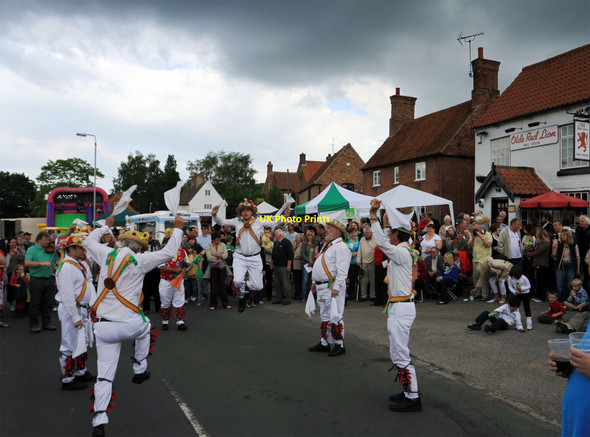 Photo 6"x4" Foresters Morris Men in Wellow Wellow\/SK6766 c2010