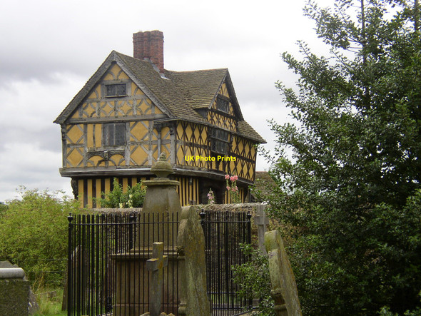 Photo 6"x4" Gatehouse and grave, Stokesay Stokesay c2004