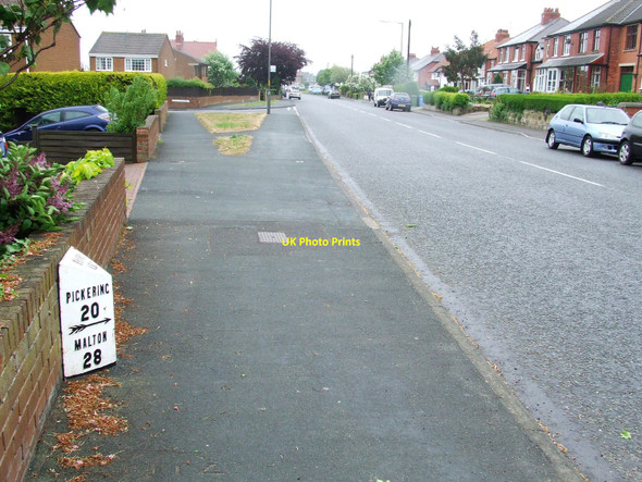 Photo 6"x4" Old Mile Post Whitby\/NZ8910 c2010