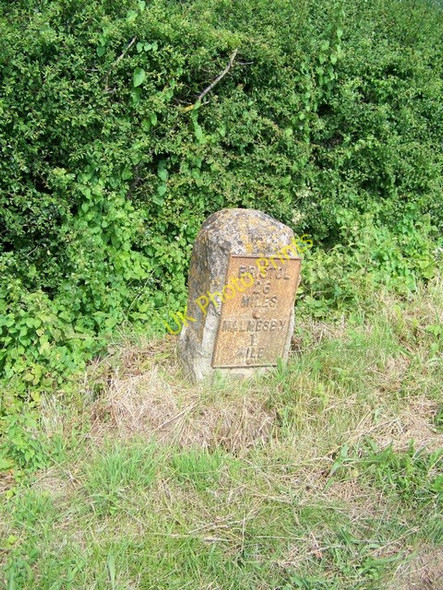 Photo 6"x4" Milestone near Malmesbury Malmesbury c2009