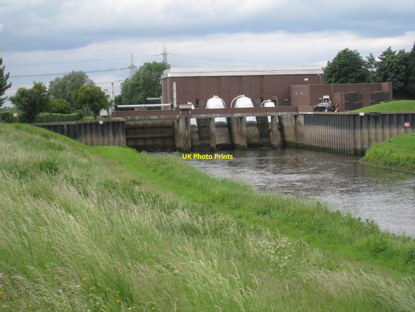 Photo 6"x4" Sluice and Pumping Station on the River Idle East Stockwith c2010