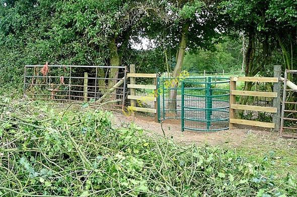 Photo 6"x4" Gate near Coombe End Farm Cold Harbour\/SU6379 c2009
