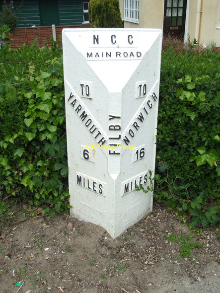 Photo 6"x4" Old Milepost Filby c2010 P1
