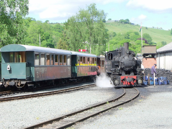 Photo 6"x4" The locomotive runs round at Llanfair Llanfair Caereinion c2010