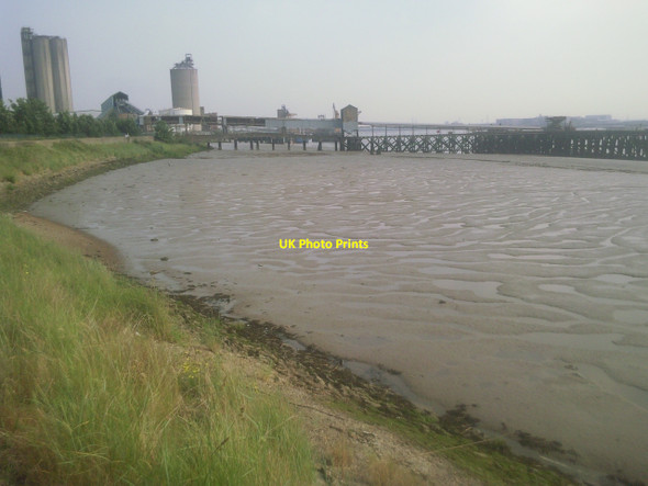 Photo 6"x4" River Thames and Erith Oil Works Erith c2010