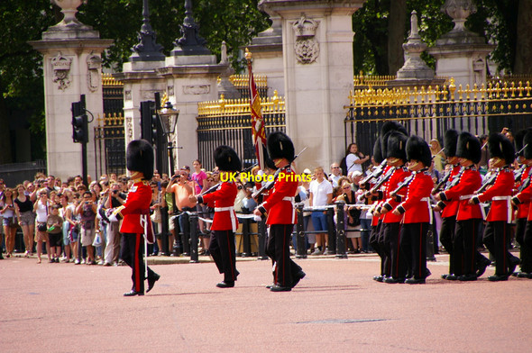 Photo 6"x4" Footguard Soldiers, Buckingham Palace Westminster c2010 P1