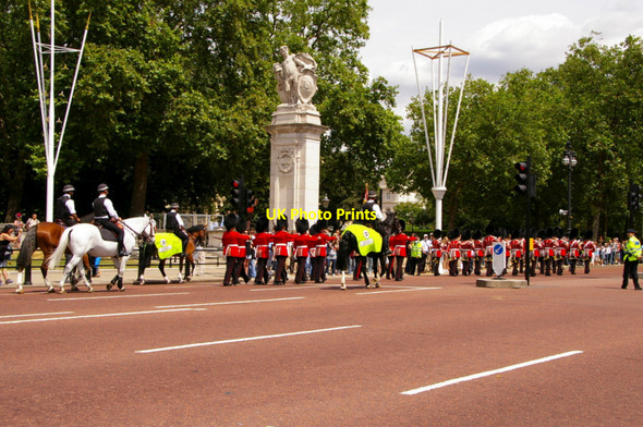 Photo 6"x4" Footguard Soldiers, The Mall Westminster c2010