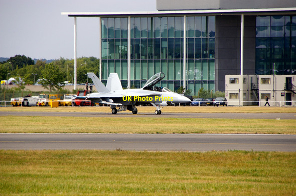 Photo 6"x4" Farnborough Airport - F18 Farnborough\/SU8754 c2010