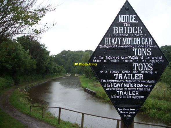 Photo 6"x4" Monmouthshire and Brecon Canal, with a most unhelpful sign on bridge 162 Groesffordd\/SO0728 c2010