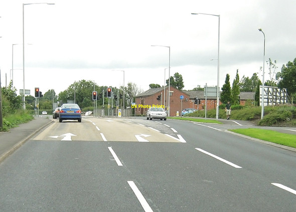 Photo 6"x4" Traffic light controlled crossroads Leyland c2010