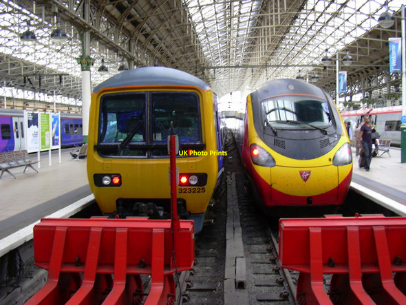 Photo 6"x4" Piccadilly Railway Station Manchester c2010