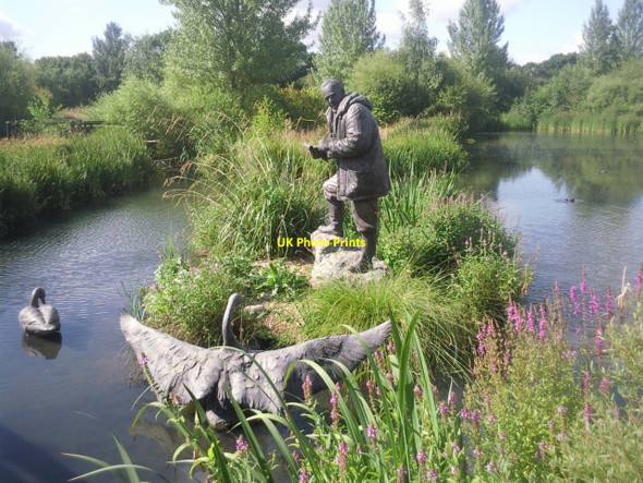 Photo 6"x4" Statue of Sir Peter Scott at the London Wetland Centre Barnes c2010