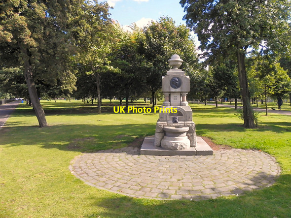 Photo 6"x4" Glasgow Green, Hugh Macdonald Fountain Glasgow c2010