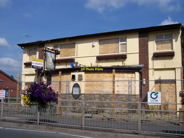 Photo 6"x4" The ex Fox Tavern Wigan c2010