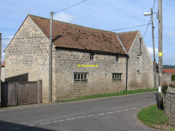 Photo 6"x4" Whaley - farm building on Whaley Road Whaley c2010