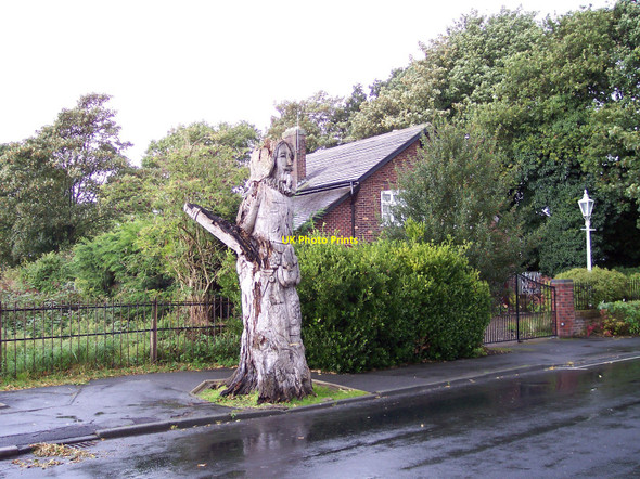 Photo 6"x4" The Childe of Hale wood carving in Hale Hale\/SJ4682 c2010