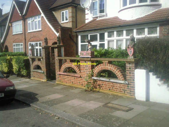 Photo 6"x4" Heraldic lions in Cricklade Avenue, Streatham Hill Streatham c2010