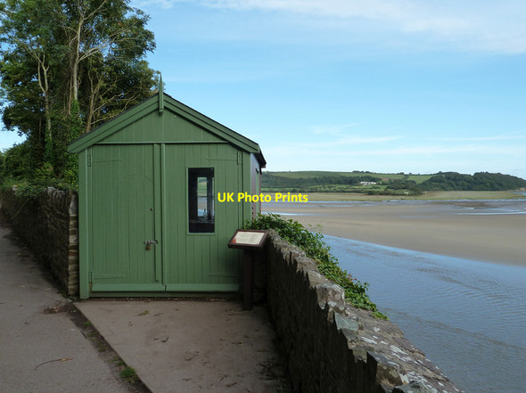 Photo 6"x4" Dylan Thomas's writing shed Laugharne c2010